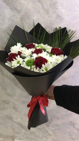 5 Gül ve Beyaz Papatya Buketi